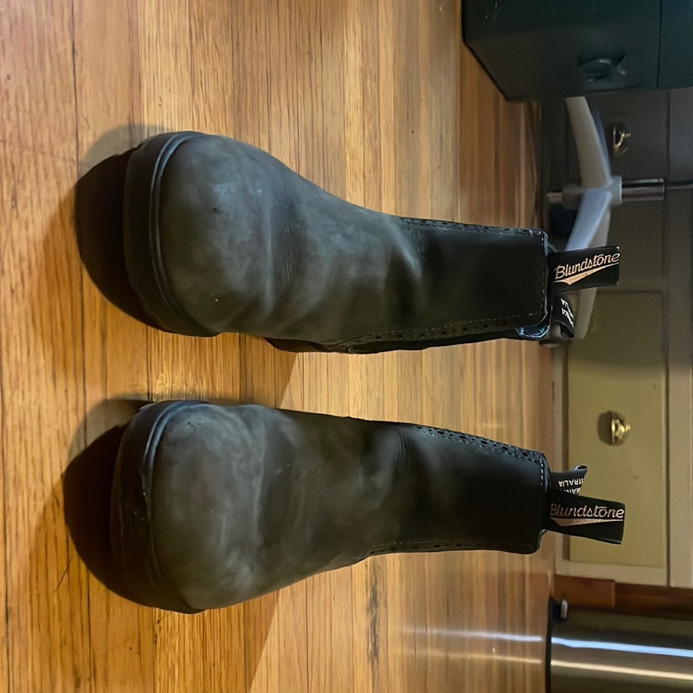 Blundstone boots: rustic black style